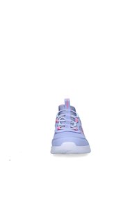 Chaussure de sport léger violet avec un dessus texturé, des lacets colorés, des œillets renforcés et une semelle blanche rembourrée.