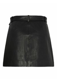 Svart skinnskjørt med en glatt tekstur, med en tettsittende midje og beltehemper, kjent for sitt enkle design og lett utsvingte form.