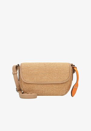 Bolso de paja tejido tipo bandolera con ribete de cuero beige, solapa plegable, correa ajustable y una etiqueta de acento naranja. Forma compacta y rectangular.