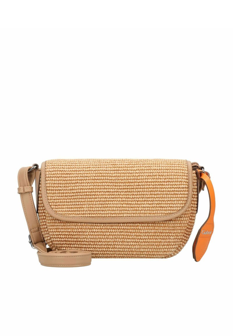 Sac bandoulière en paille tissé avec des finitions en cuir beige, un rabat pliant, une sangle ajustable et une étiquette d'accent orange. Forme compacte et rectangulaire.