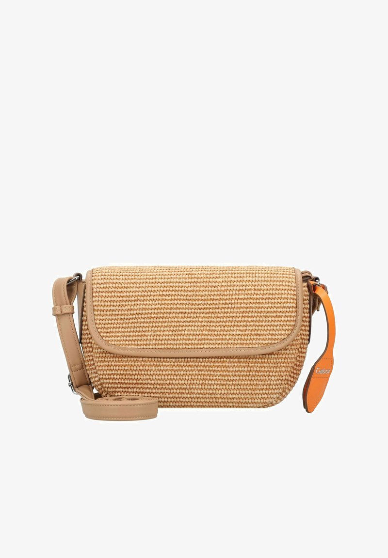Sac bandoulière en paille tissé avec des finitions en cuir beige, un rabat pliant, une sangle ajustable et une étiquette d'accent orange. Forme compacte et rectangulaire.