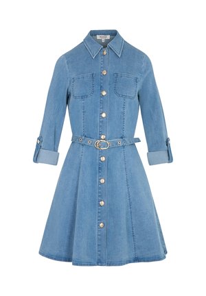 Vestido de mezclilla azul claro con cintura ajustada, cierre de botones en el frente, dos bolsillos en el pecho y puños enrollados. Incluye un cinturón con hebilla redonda.