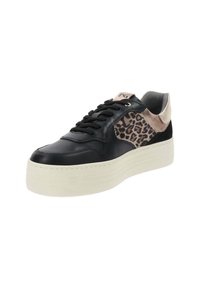 Czarne skórzane sneakersy z leopardzim wzorem po boku, kremową platformą i czarnymi sznurowadłami. Posiadają zamszowy akcent na pięcie.