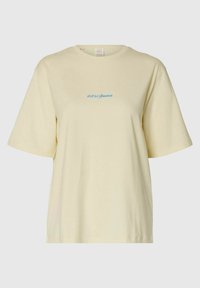 T-shirt à manches courtes couleur crème avec un petit texte bleu en italique "Hotel Gmoraz" centré sur la poitrine, affiché sur un fond gris uni.