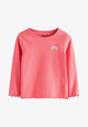 Rózsaszín bordázott hosszú ujjú felső, fodros szélekkel és egy kis szivárvány grafikával a bal mellen. Márkacímke: NEXT.