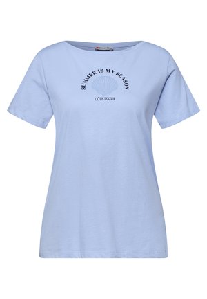 Jasnoniebieski T-shirt z krótkim rękawem i okrągłym dekoltem, z grafiką muszli i napisem "SUMMER IS MY SEASON" oraz "CÔTE D'AZUR" na piersi.