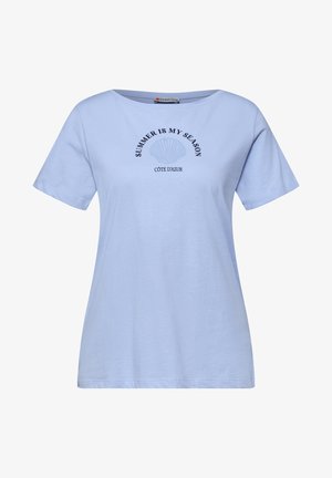 Jasnoniebieski T-shirt z krótkim rękawem i okrągłym dekoltem, z grafiką muszli i napisem "SUMMER IS MY SEASON" oraz "CÔTE D'AZUR" na piersi.
