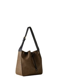 Sac seau marron texturé avec une bandoulière en cuir noir et des accents en métal doré. Présente un haut froncé et une forme douce et structurée.