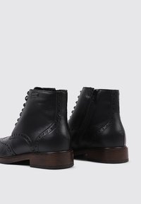 Sandra Fontán LITAS - Botines con cordones - black