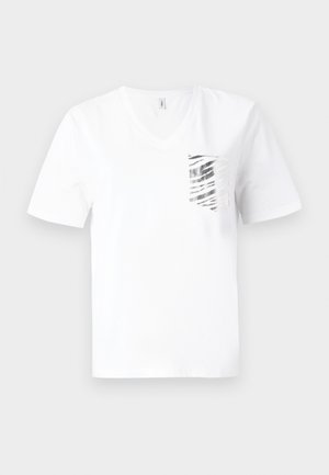 Weißes Baumwoll-T-Shirt mit V-Ausschnitt, das über ein silbernes gestreiftes Taschen-Design verfügt. Kurze Ärmel und eine lockere Passform.