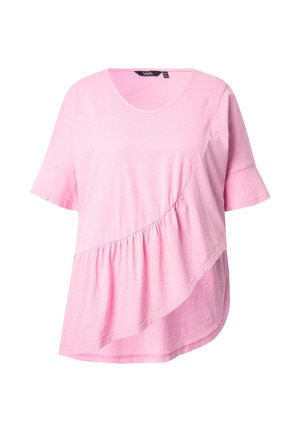 Top rosa a maniche corte con scollatura rotonda, orlo asimmetrico e dettaglio arricciato lungo il lato. Realizzato in tessuto leggero e testurizzato.