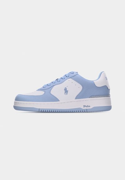Χαμηλό sneaker από λευκό και ανοιχτό μπλε δέρμα με λογότυπο Polo στο πλάι και στη φτέρνα, επίπεδη σόλα και κλείσιμο με κορδόνια.