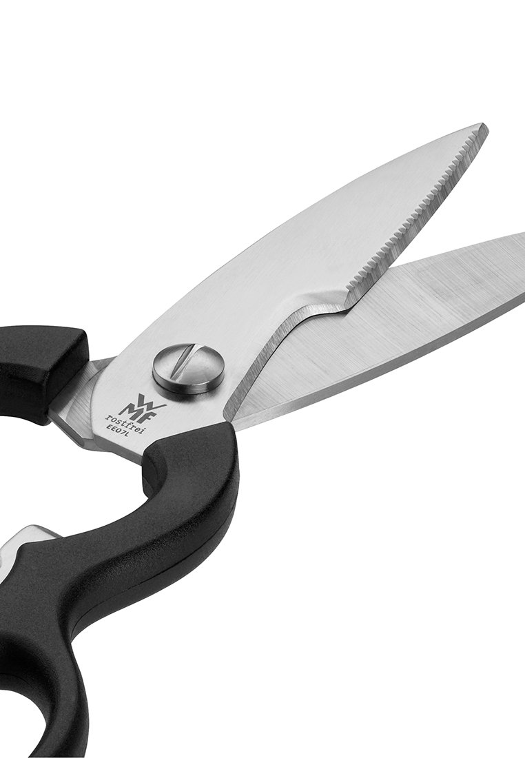 Tijeras de acero inoxidable con un mango de plástico negro, hojas curvadas y borde serrado; cuenta con un tornillo pivotante de metal para ajuste.