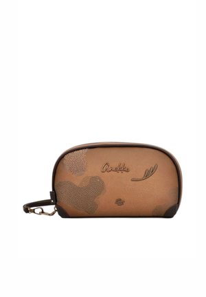 Borsa cosmetica in pelle marrone con motivi in rilievo, cinturino per polso e nome del marchio "Anekke" sul davanti.