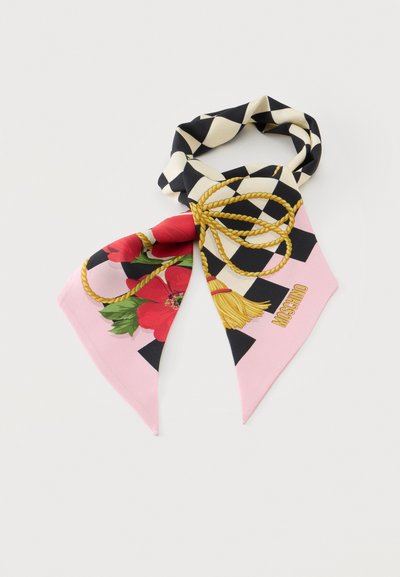 Foulard en soie avec motif damier noir et blanc, dessins floraux rouges et cordes dorées, et logo Moschino sur fond rose.