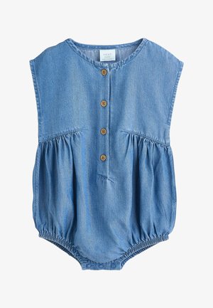 Ærmeløs blå denim babydragt med fire brune knapper foran og elastiske benåbninger med trykknapper.