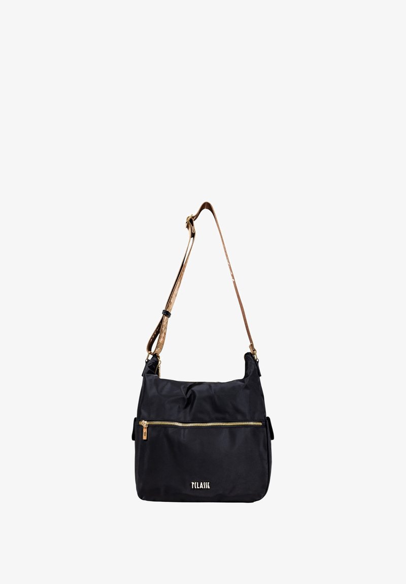 Borsa a spalla in nylon nero con una tasca frontale con zip, una tracolla marrone texturizzata e dettagli in oro. Presenta un design morbido.