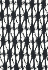 Schwarzer gewebter Stoff mit einem Rautenmuster und offenen Bereichen auf einem weißen Hintergrund, der ein strukturiertes Aussehen zeigt.