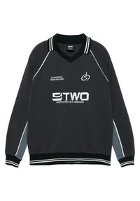 Temno siva polo jopica z dolgimi rokavi, z ovratnikom in manšetami črno-bele črtaste barve, na sprednji strani z belim besedilom in logotipi.