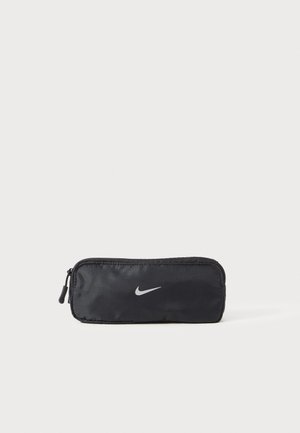 Zwarte met rits gesloten etui gemaakt van duurzaam stof, met een gladde textuur en een prominent wit Nike-logo aan de voorkant.