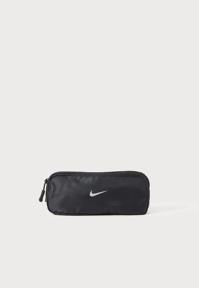 Zwarte met rits gesloten etui gemaakt van duurzaam stof, met een gladde textuur en een prominent wit Nike-logo aan de voorkant.