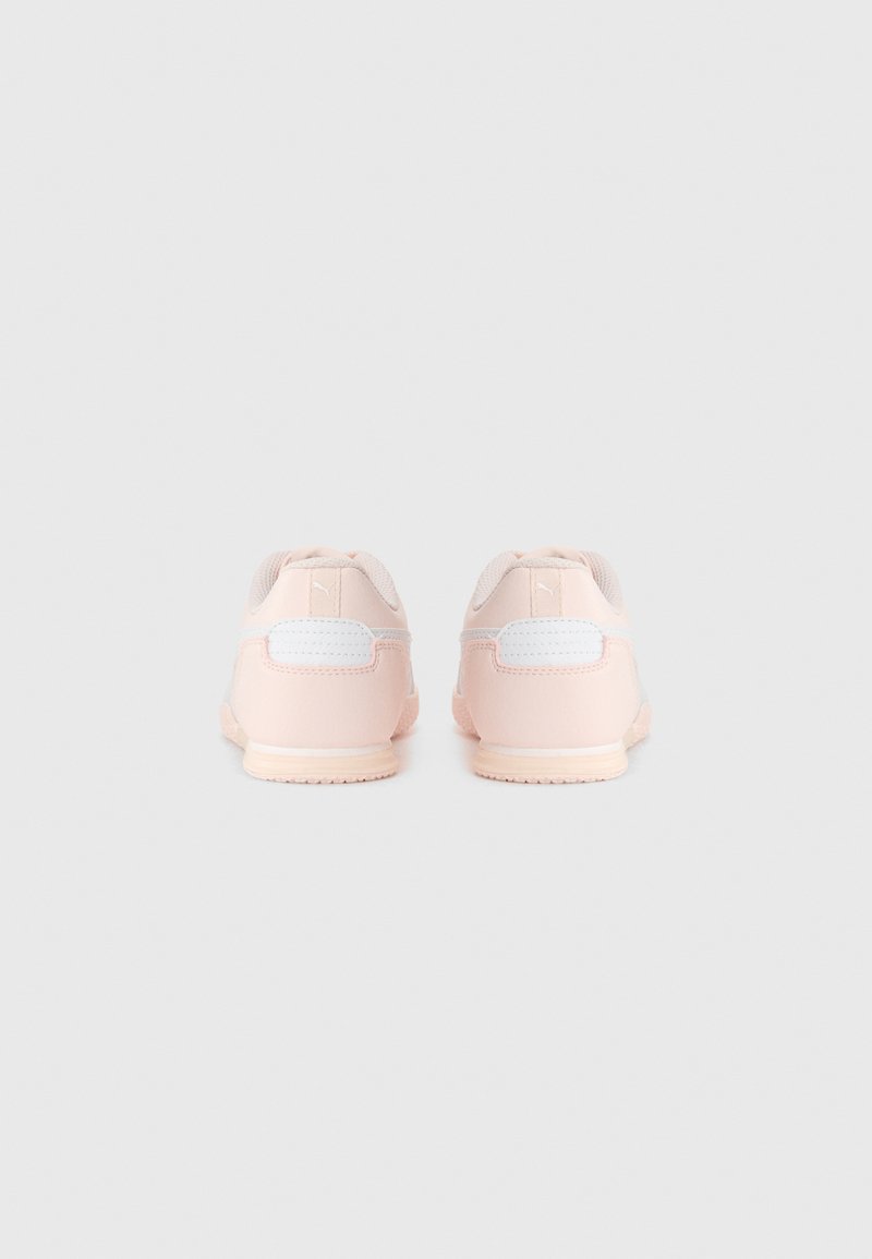 Zapatillas deportivas rosas con acentos en blanco, que cuentan con una textura suave, un collar acolchado y una suela texturizada para mayor tracción. Se muestra la vista trasera.