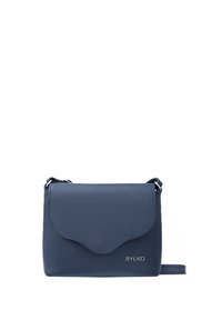 Borsa a tracolla blu in pelle con finitura testurizzata, chiusura a patta, dettagli in metallo argentato e tracolla regolabile, con un logo discreto sul davanti.
