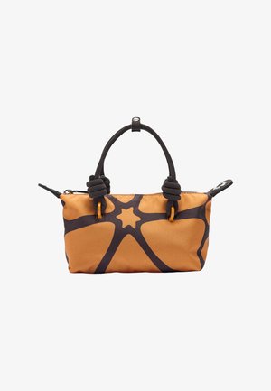 Brązowa torebka z tkaniny z czarnymi geometrycznymi wzorami, wyposażona w solidne uchwyty i gwiazdkowy akcent. Zamek błyskawiczny wzdłuż górnej krawędzi.