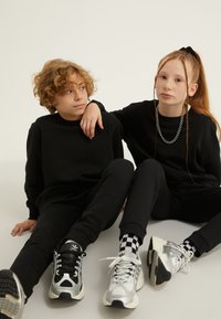 Yourturn Kids UNISEX SET - Ikdienas džemperis - black