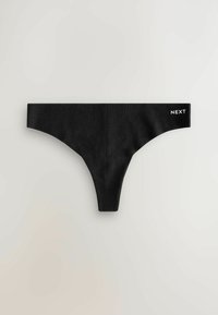 Tanga negro exhibido sobre un fondo claro, con un logo en la cinturilla. La tela parece suave y elástica.