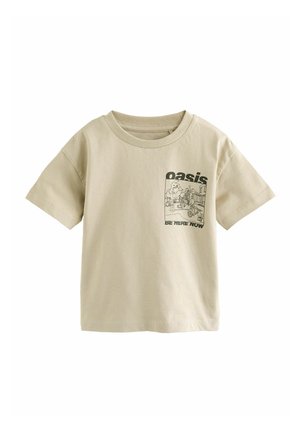 Bézs rövid ujjú póló fekete utcai jelenet grafikával, a mellkasnál a kép fölött "oasis" felirat, alatt pedig "BE HERE NOW".