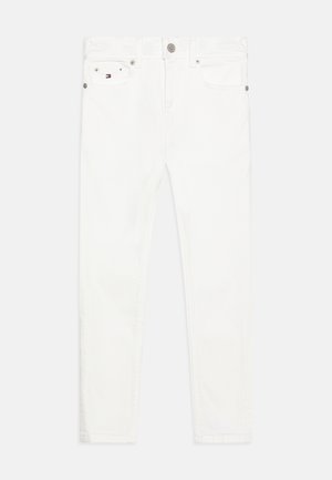 Weiße Slim-Fit-Jeans mit fünf Taschen, Metallknopfverschluss und kleinem rechteckigem rot-weiß-blauem Logo auf der Münztasche.