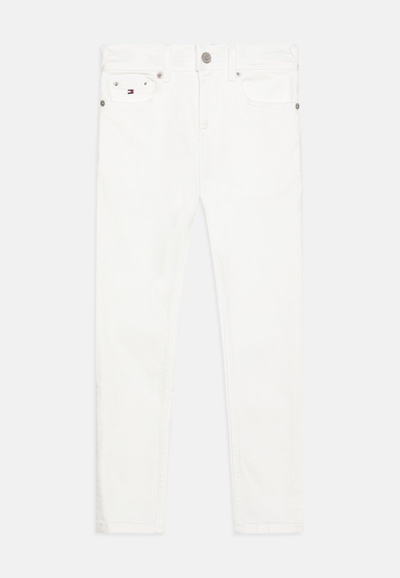 Jean blanc slim fit avec cinq poches, fermeture par bouton métallique et petit logo rectangulaire rouge, blanc et bleu sur la poche à monnaie.
