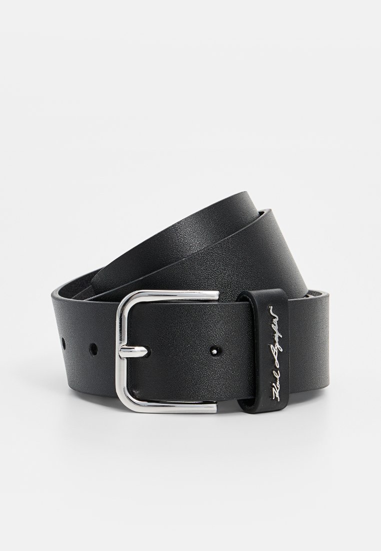 Cintura nera in pelle con fibbia metallica argento, texture liscia e lunghezza regolabile con diversi fori per l'allacciatura.