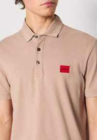 HUGO DERESO - Poloskjorter - medium beige