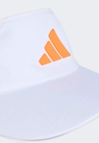 Biała czapka z pomarańczowym logo w trzy paski. Wykonana z gładkiego materiału, z zaokrąglonym daszkiem i usztywnioną konstrukcją.