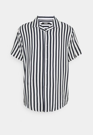 Camisa de manga corta con botones, con rayas verticales negras y blancas y cuello, mostrada sobre un fondo liso.
