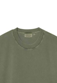 Olivegrünes Baumwoll-T-Shirt mit Rundhalsausschnitt, kurzen Ärmeln und einer glatten Textur; versehen mit einem Etikett mit dem Markennamen "Carhartt."