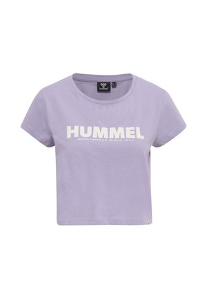 T-shirt court lilas à manches courtes avec logo HUMMEL blanc sur la poitrine, col rond et étiquette noire de la marque à l'intérieur du col.