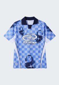 Polo à manches courtes à carreaux bleus avec col bleu foncé, présentant des motifs de cadenas en forme de cœur et le texte « Heart in Lock » sur le devant.