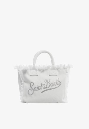 Sac fourre-tout en tissu blanc avec bords effilochés et poignées rembourrées, avec le texte « Saint Barth » en écriture décorative sur le devant.