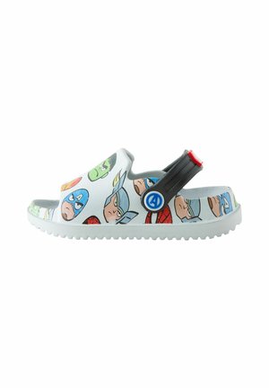 Weiße Slip-On-Sandale mit Marvel Avengers Cartoon-Gesichtern und verstellbarem schwarzen Riemen mit Avengers-Logo-Knopf.