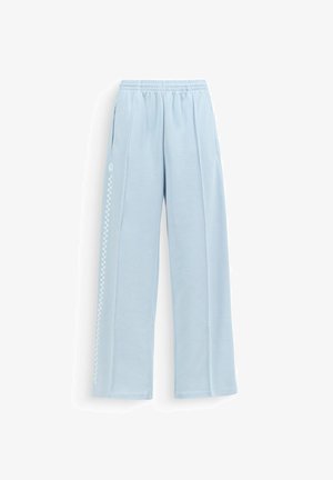 Lichtblauwe wijde sweatpants met een elastische tailleband en een witte geruite streep aan de linkerpijp.
