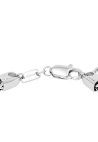 Silbernes Metallarmband mit verknüpften rechteckigen Elementen, einem Karabinerverschluss und einem kleinen Anhänger, der mit "s.Oliver" graviert ist.