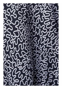 Černá tkanina se vzorem bílých vlnitých čar v opakujícím se, složitém designu. Textura vypadá hladce a propleteně.