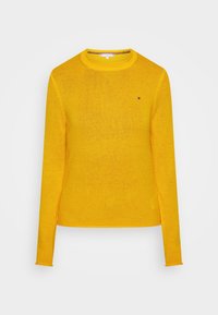 Pull jaune côtelé avec un col rond, des manches longues et un petit logo brodé sur la poitrine. Texture douce et coupe ajustée.