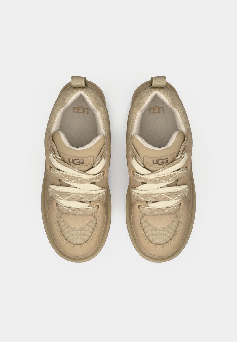 Beige Sportchuhe aus strukturiertem Wildleder und Mesh, mit hellen Schnürsenkeln, einer abgerundeten Zehenpartie und einem Logodetail auf der Zunge.