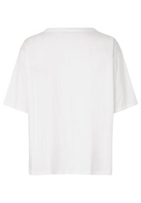 Hvid kortærmet T-shirt, lavet af blødt bomuldsstof, med en afslappet pasform, rund halsudskæring og minimalistisk design, uden synlige mønstre eller accenter.