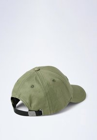 Casquette de baseball vert olive en coton avec une visière incurvée, une sangle ajustable et un accent logo à l'arrière. Tissu texturé avec des détails cousus.