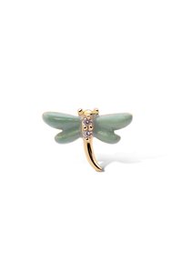 Goldfarbener Libellen-Anstecker mit hellgrünen Emaille-Flügeln und drei klaren Strasssteinen am Körper, mit einer glatten, glatten Oberfläche.